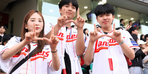 Utah Asia Campus community embraces Korean baseball culture